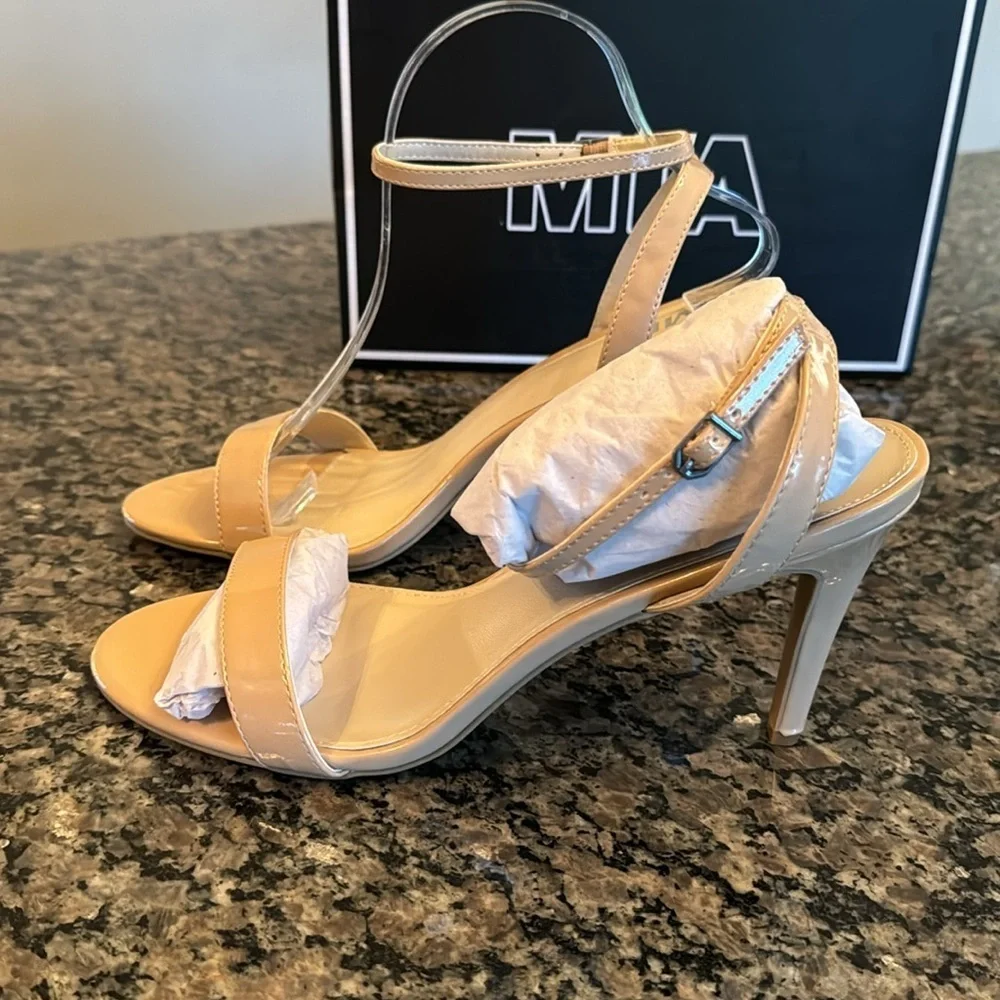 MIA Maisie nude patent leather strappy open toe heel NIB 10